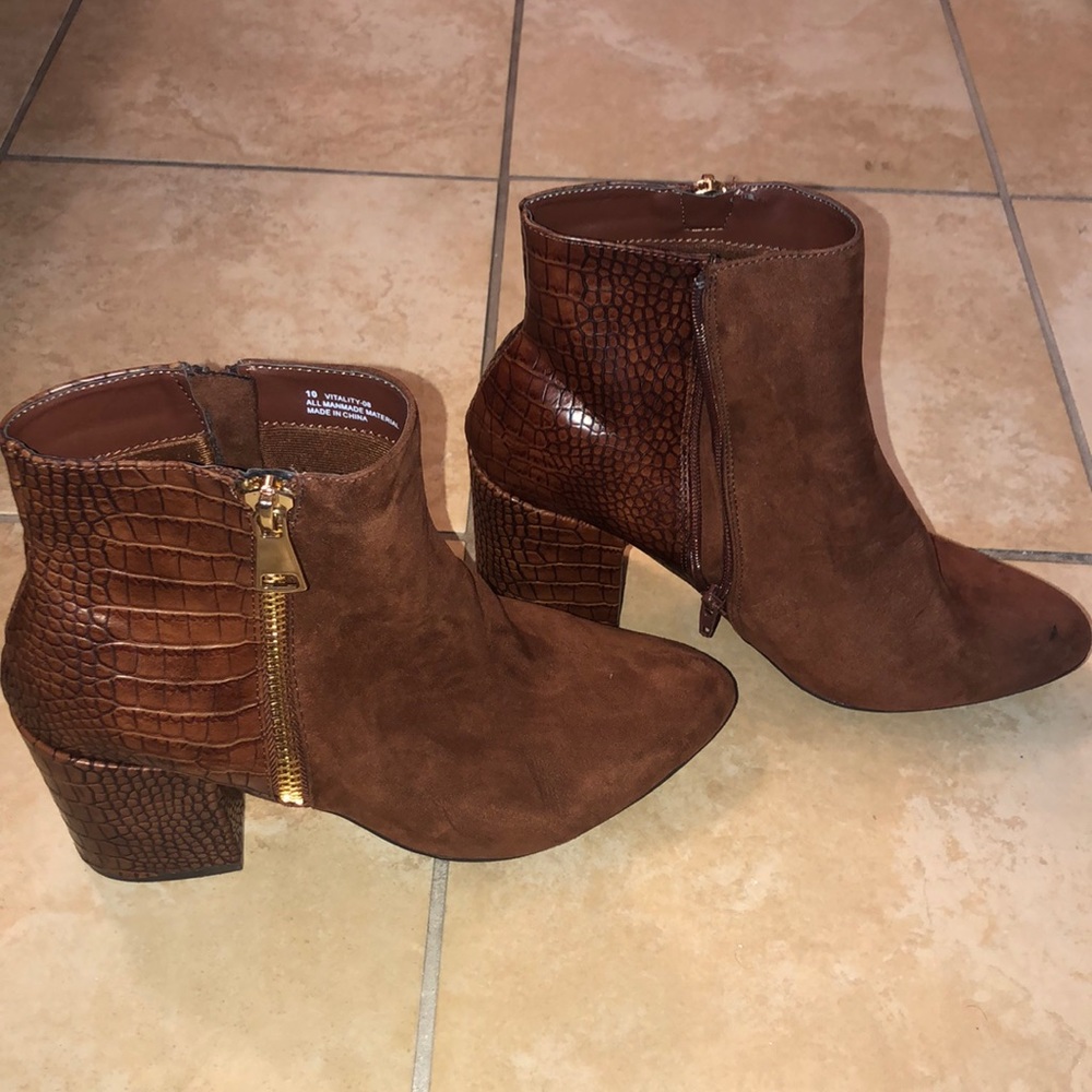 Faux snake skin brown boots 🥾
